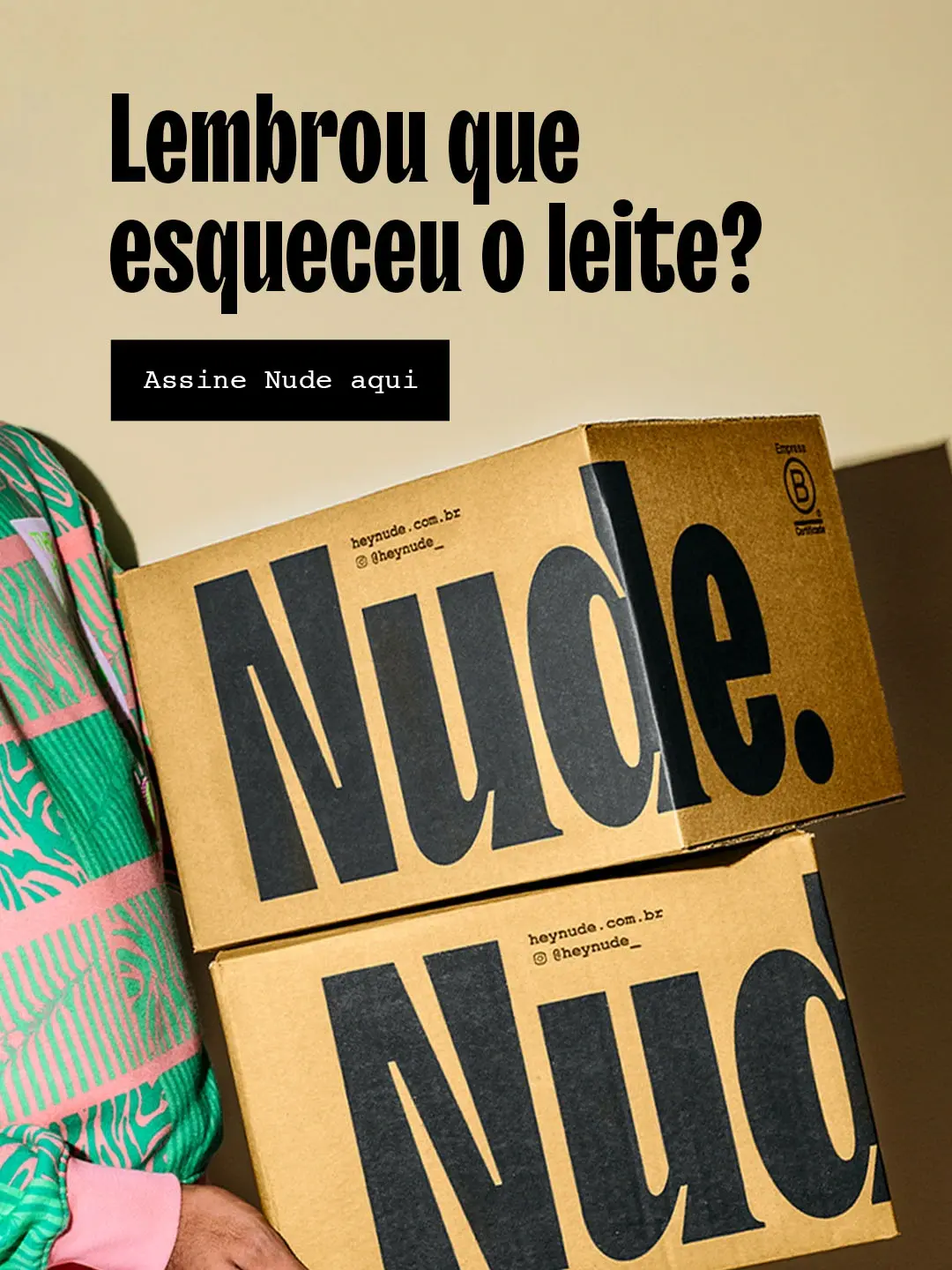 Imagem de uma pessoa usando moletom colorido, carregando duas caixas de bebida de aveia Nude. O texto 'Lembrou que esqueceu o leite?' está em destaque, com o botão 'Assine Nude aqui' abaixo.